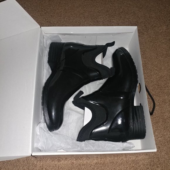 Nine West: DEVIN Black Shiny Rain Booties - Women's Size 9M - Picture 2 of 12